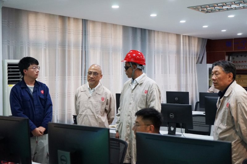 上海醫(yī)藥執(zhí)行董事、總裁左敏一行調(diào)研南通常佑藥業(yè)